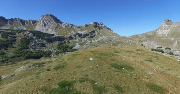 Flygfoto över bergen i Montenegro — Stockvideo