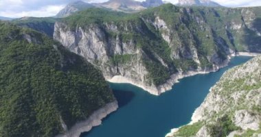 Onun fantastik rezervuar Karadağ ile ünlü Piva Kanyon havadan görünümü