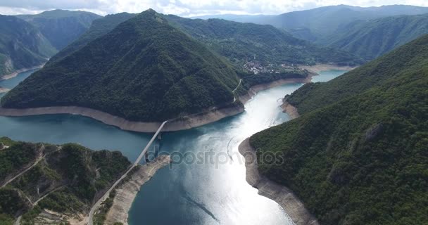 Вид с воздуха на знаменитый каньон Пива с фантастическим водохранилищем в Черногории — стоковое видео