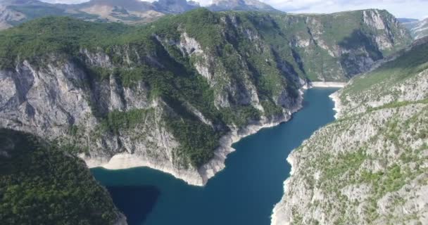 Вид с воздуха на знаменитый каньон Пива с фантастическим водохранилищем в Черногории — стоковое видео