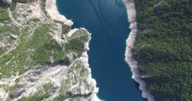Onun fantastik rezervuar Karadağ ile ünlü Piva Kanyon havadan görünümü