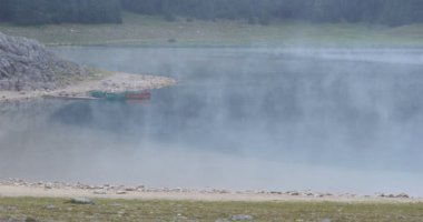 Güzel mistik Kara Göl, Durmitor Milli Parkı. Karadağ