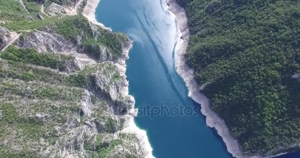 Letecký pohled na slavné kaňonu Piva s jeho fantastický nádrž v Černé hoře — Stock video