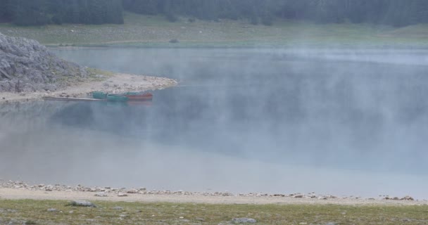 Vackra mystiska svarta sjön, Durmitor National Park. Montenegro — Stockvideo