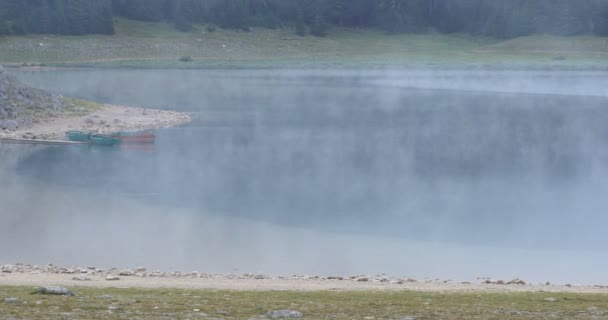 Beau lac noir mystique, parc national Durmitor. Monténégro — Video