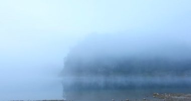Güzel mistik Kara Göl, Durmitor Milli Parkı. Karadağ