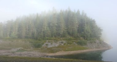 Güzel mistik Kara Göl, Durmitor Milli Parkı. Karadağ