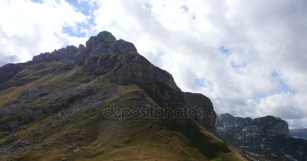 Góry i ruchu chmur wewnątrz parku narodowego Durmitor — Wideo stockowe