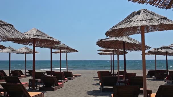 Straw parasols on the sandy beach of Ulcinj — Stock Video