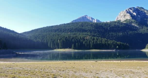 Красиві містичного Чорне озеро, Національний парк Дурмітор. Чорногорія — стокове відео