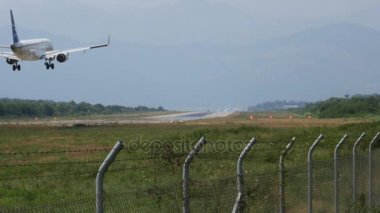 Uçak piste iniş iki motor ile