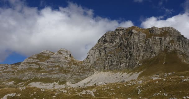 Le montagne e il movimento delle nuvole all'interno di un parco nazionale Durmitor — Video Stock