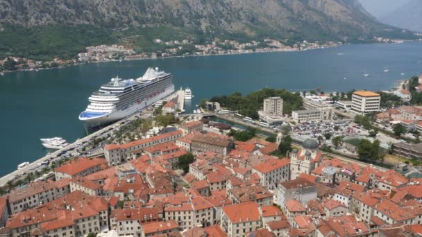 Olhando sobre a Baía de Kotor em Montenegro — Vídeo de Stock