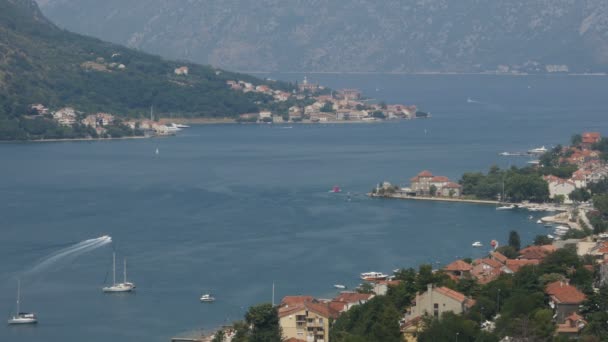 Mirando sobre la Bahía de Kotor en Montenegro — Vídeo de stock