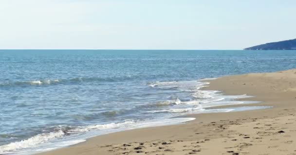 Kleines Mädchen läuft am Strand — Stockvideo