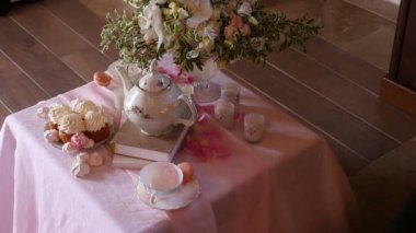 çay tablo çiçeklerle süslenmiş