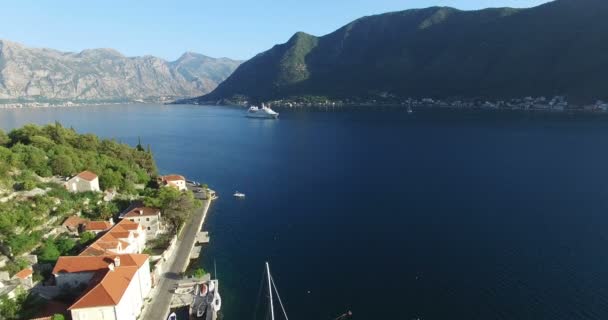 Aerial view of luxury medium cruise ship — Stock Video