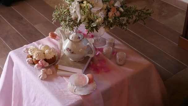 Te bord dekorerad med blommor — Stockvideo