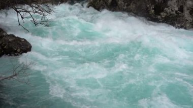 hızlı hareket eden bir akışı dağ Nehri