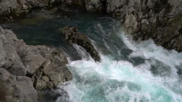 Быстротекущий поток горной реки — стоковое видео