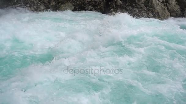 Een snelle stroom van de rivier van de berg — Stockvideo