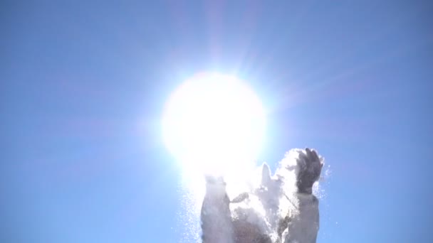Женщина выбрасывает снег — стоковое видео