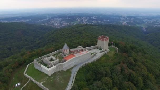 Vista aérea del casco antiguo de Medvedgrad — Vídeo de stock