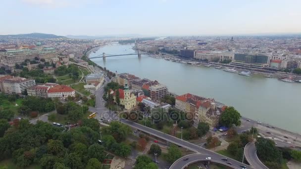 Letecký pohled na Budapešť přes řeku Dunaj — Stock video