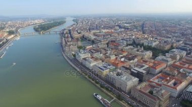 Budapeşte Tuna Nehri boyunca havadan görünümü