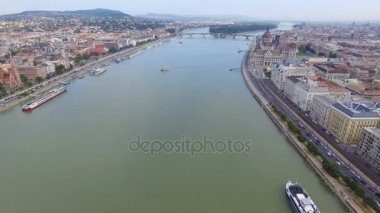 Budapeşte Tuna Nehri boyunca havadan görünümü