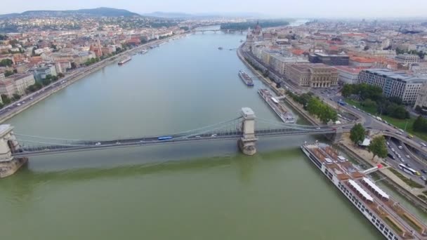 Vista aérea de Budapeste através do rio Danúbio — Vídeo de Stock