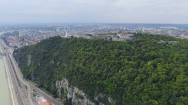 Gellert Hill Budapeşte'özgürlük heykelinin havadan görünümü.