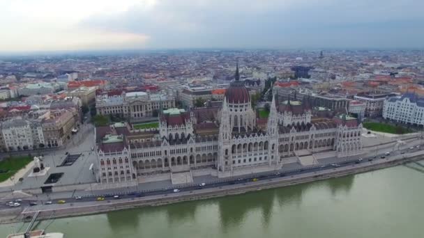 Letecký pohled na Budapešť přes řeku Dunaj — Stock video