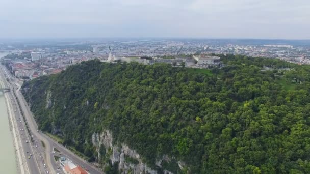 A légi felvétel a a budapesti Gellért-hegy a Szabadság-szobor. — Stock videók