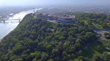 Gellert Hill Budapeşte'özgürlük heykelinin havadan görünümü.