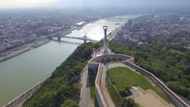 Flygfoto över Frihetstaty på Gellert hill i Budapest. — Stockvideo