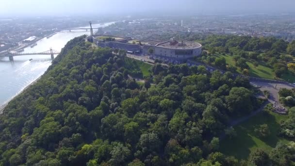Widok z lotu ptaka Statui Wolności o wzgórze Gellert w Budapeszcie. — Wideo stockowe