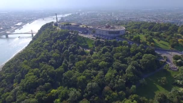 Vista aérea de la estatua de la Libertad en la colina Gellert en Budapest . — Vídeo de stock