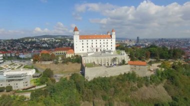 Bratislava castle ve Tuna Nehri havadan görünümü