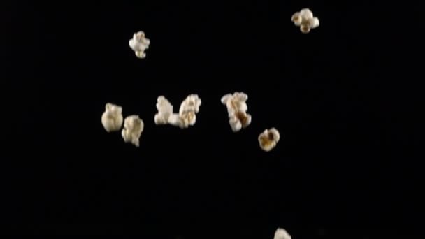 Popcorn im freien Fall — Stockvideo
