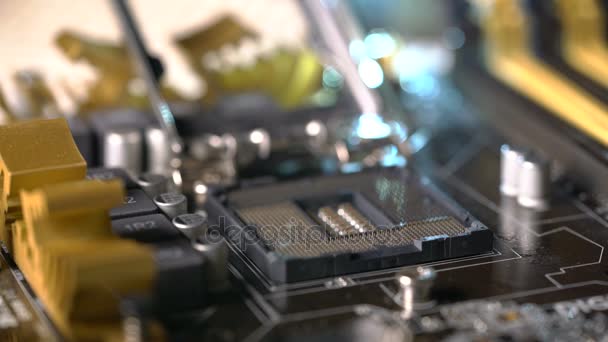 기술자는 CPU 마이크로프로세서를 메인보드 소켓에 꽂는다 — 비디오