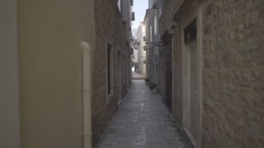 Budva eski kısmı dar bir sokakta