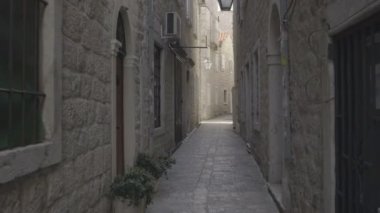 Budva eski kısmı dar bir sokakta
