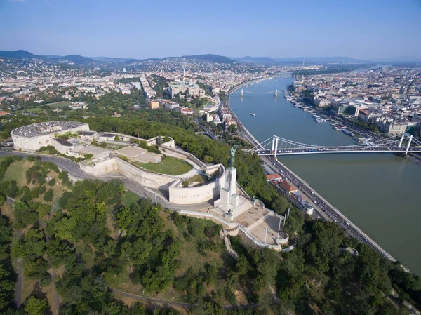 Gellert Hill Budapeşte'özgürlük heykelinin havadan görünümü.