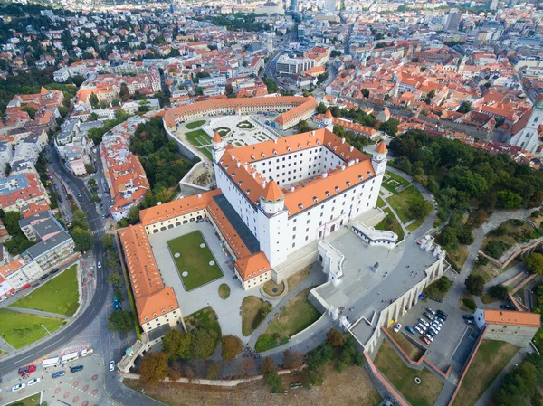 Bratislava castle ve Tuna Nehri havadan görünümü