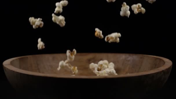 Popcorn faller i en träskål — Stockvideo