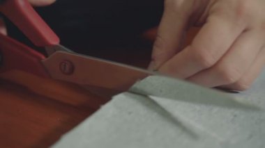 Ev hanımı malzeme makas ile keser.