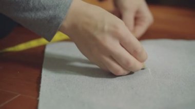 Bir kadın tedbirler ve kumaş delineates