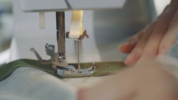 家庭主妇在家里缝制 — 图库视频影像
