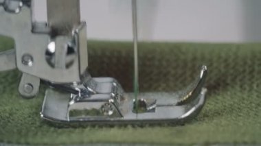 Ev kadını evde diker